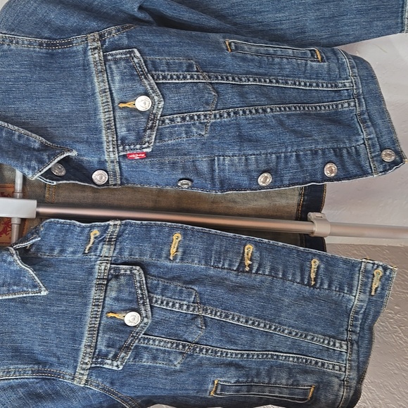 Levi's Classic Denim Jacket - Picture 6 of 11